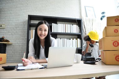 Oynayarak öğrenme çocukların ve becerileri geliştirmek.