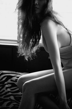 Farklı açıları ile seksi elbiseli seksi kadın. siyah ve beyaz