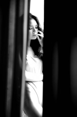 Farklı açıları ile seksi elbiseli seksi kadın. siyah ve beyaz