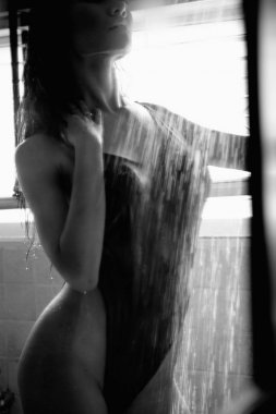 Farklı açıları ile seksi elbiseli seksi kadın. siyah ve beyaz