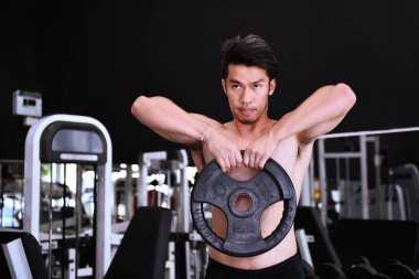 Spor salonunda egzersiz ve kadınlar güzel bir vücudu var istiyorum