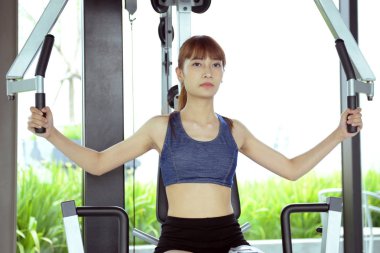 Spor salonunda, kadınlar istiyorum Fi güzel bir vücut egzersiz