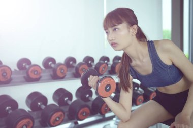 Spor salonunda, kadınlar istiyorum Fi güzel bir vücut egzersiz