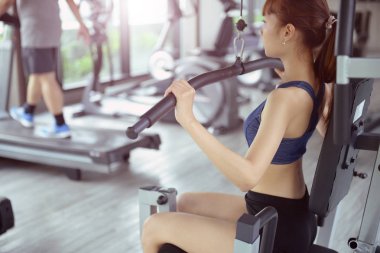 Spor salonunda, kadınlar istiyorum Fi güzel bir vücut egzersiz