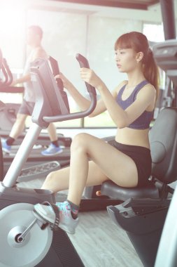 Spor salonunda, kadınlar istiyorum Fi güzel bir vücut egzersiz