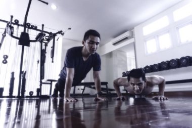 İkizler ile egzersiz ve daha iyi bakmak için kas inşa.