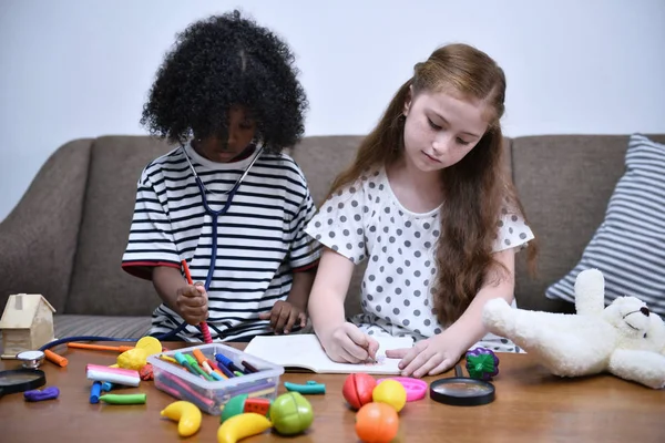 Oynayarak öğrenme çocukların ve becerileri geliştirmek.