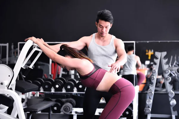 Exercise in the gym, man and women want to have a beautiful body — Stock Photo, Image