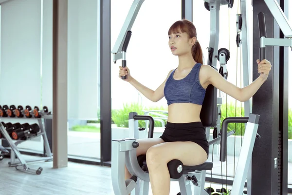 Spor salonunda, kadınlar istiyorum Fi güzel bir vücut egzersiz