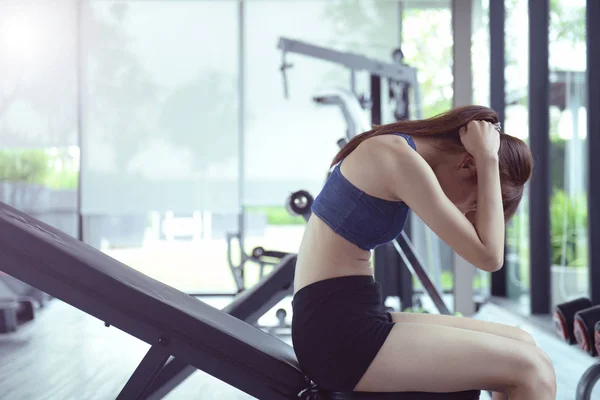 Spor salonunda, kadınlar istiyorum Fi güzel bir vücut egzersiz