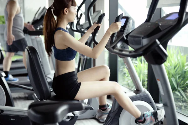 Spor salonunda, kadınlar istiyorum Fi güzel bir vücut egzersiz