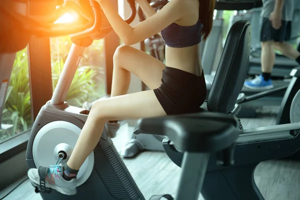 Spor salonunda, kadınlar istiyorum Fi güzel bir vücut egzersiz