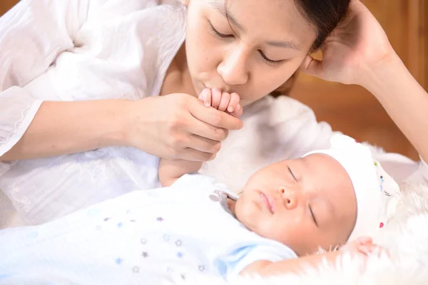 Expressão de amor calor Mãe e bebê — Fotografia de Stock
