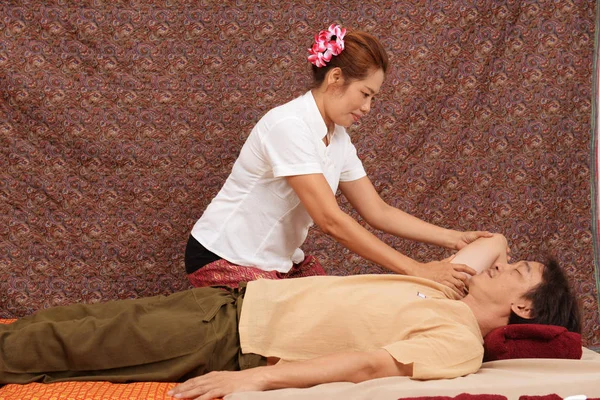 Spa e massagem: massagem tailandesa e spa para a cura e relaxação — Fotografia de Stock