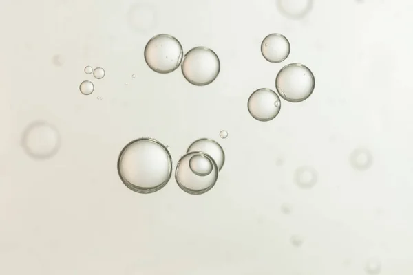 Bir grup hava kabarcığı arka planda kaybolur