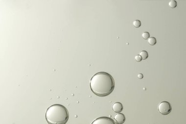 Bulanık bir arka planda izole edilmiş güzel parlak kabarcıklar.