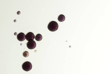 Üzerinde beyaz renkli baloncuklar