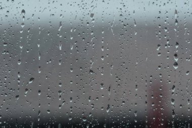 Bir pencere üzerinde yağmur