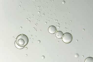 Bir bardak şampanya kabarcıklar içinde