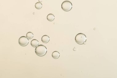 Bulanık bir arka plan üzerinde altın kabarcıklar