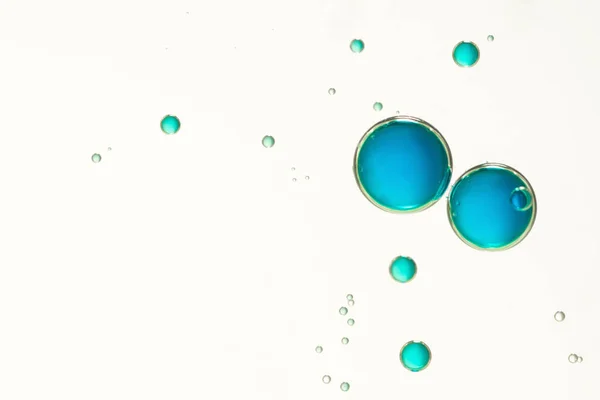 Burbujas azules sobre blanco — Foto de Stock