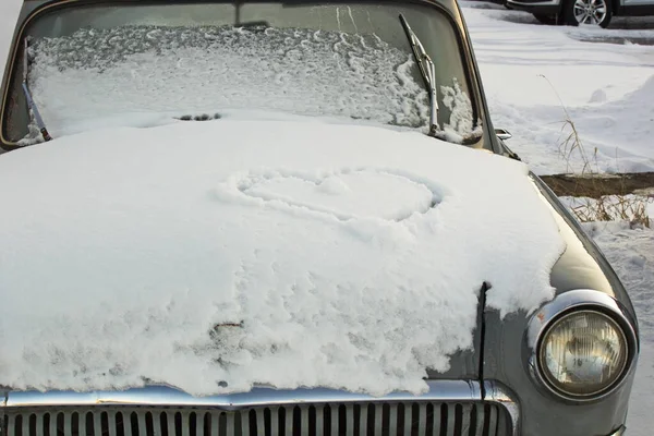 Vecchia Macchina Innevata Con Cuore Sul Cofano — Foto Stock