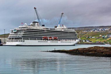 Yükleme feribotu, Torskhavn dom na myse stolitsa Farerskiye ostrova 7 sentyabrya 2018 g