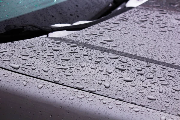 Bir Arabanın Kaputuna Yağmur Damlaları — Stok fotoğraf
