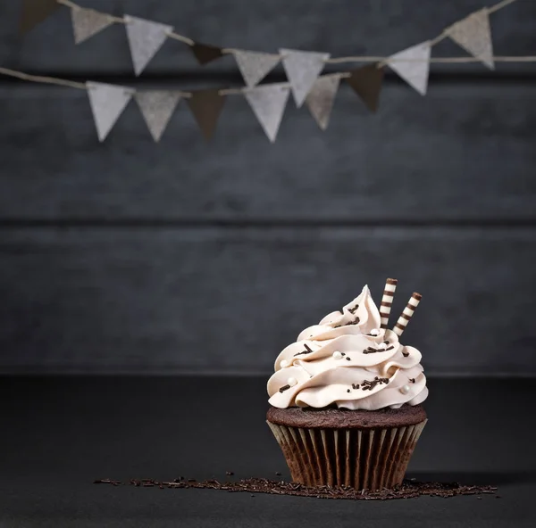 Schokoladen-Cupcake mit Buttercremezuckerguss — Stockfoto