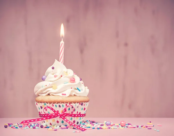 Рожевий день народження кекс — стокове фото