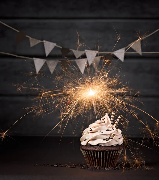 Aniversário espumante cupcake — Fotografia de Stock