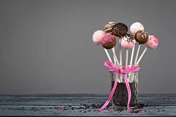 Chocolade en roze Cake Pops — Stockfoto