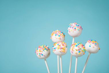 Sprinkles ile vanilyalı kek çıkar