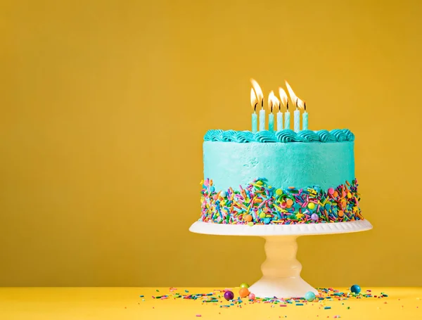 Pastel de cumpleaños azul en amarillo — Foto de Stock
