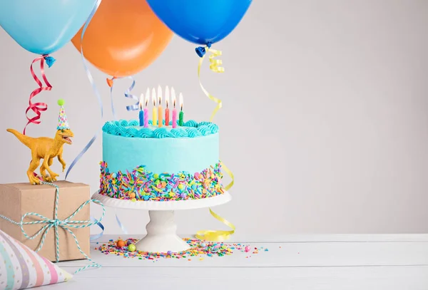 Torta di compleanno blu con palloncini — Foto Stock