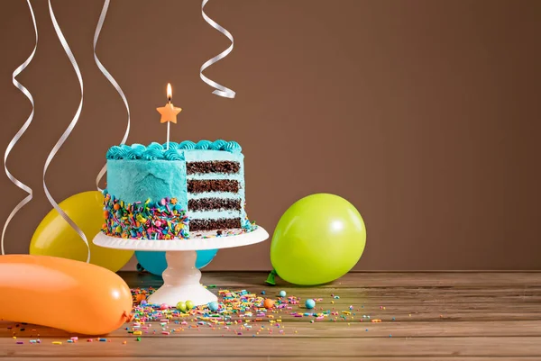 Torta di compleanno con palloncini — Foto Stock