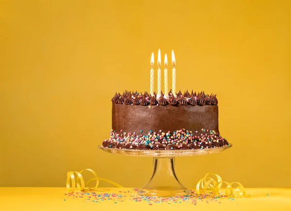 Gâteau d'anniversaire au chocolat sur jaune — Photo