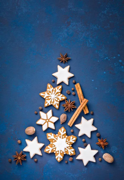 Biscoitos de Natal e especiarias sobre azul — Fotografia de Stock