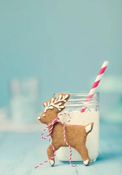 Mézeskalács rénszarvas karácsonyi süti, tej, mint kék — Stock Fotó