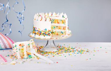 Doğum günü pastası sprinkles ile