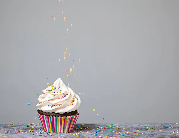 Cupcake mit Streusel dekorieren — Stockfoto