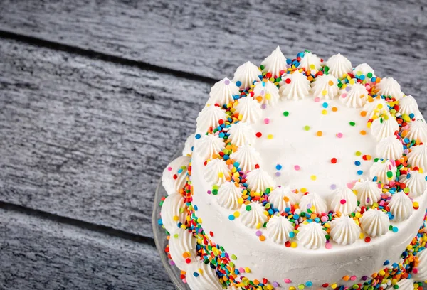 Gâteau d'anniversaire avec saupoudrer — Photo