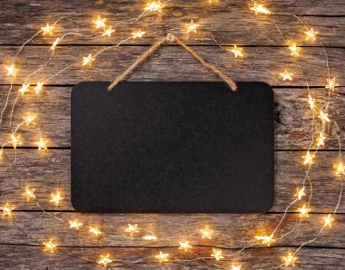 İp ışıklarıyla boş Chalkboard işareti