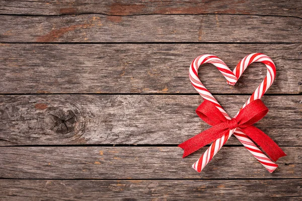 Vánoční cukrová třtina Srdce na dřevě — Stock fotografie