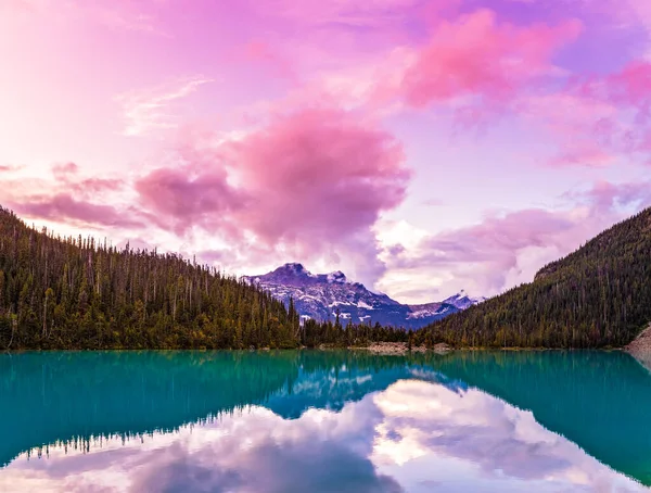 Puesta de sol de montaña rosa en el lago Upper Joffre — Foto de Stock