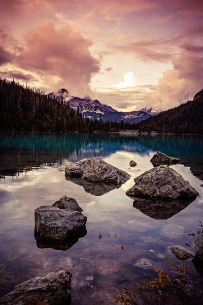 Solnedgång Mountain Landskap och Crystal Clear sjön — Stockfoto