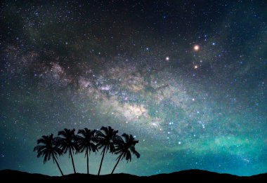 Samanyolu Galaksisi 'yle manzara. Gece gökyüzü yıldızlar ve dağda hindistan cevizi palmiyesi. Uzun pozlama fotoğrafı.