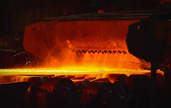 Proceso de acero laminado en caliente en la industria siderúrgica — Foto de Stock