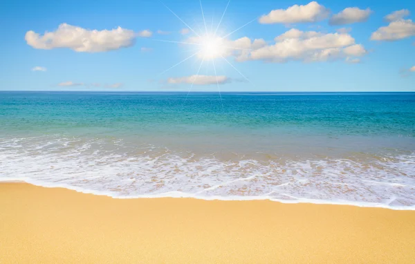 Beautiful beach and tropical sea in Phuket, Thailand. — Stock Photo, Image