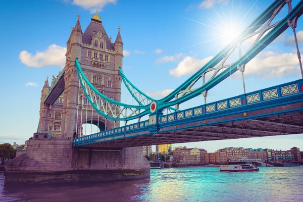 Tower Bridge v Londýně, Uk. Selektivní zaměření. Vintage tón. — Stock fotografie